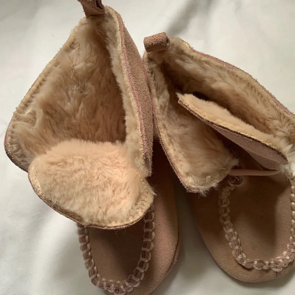 Old Navy baby booties size 4 12-18 m - pink with faux fur interior
